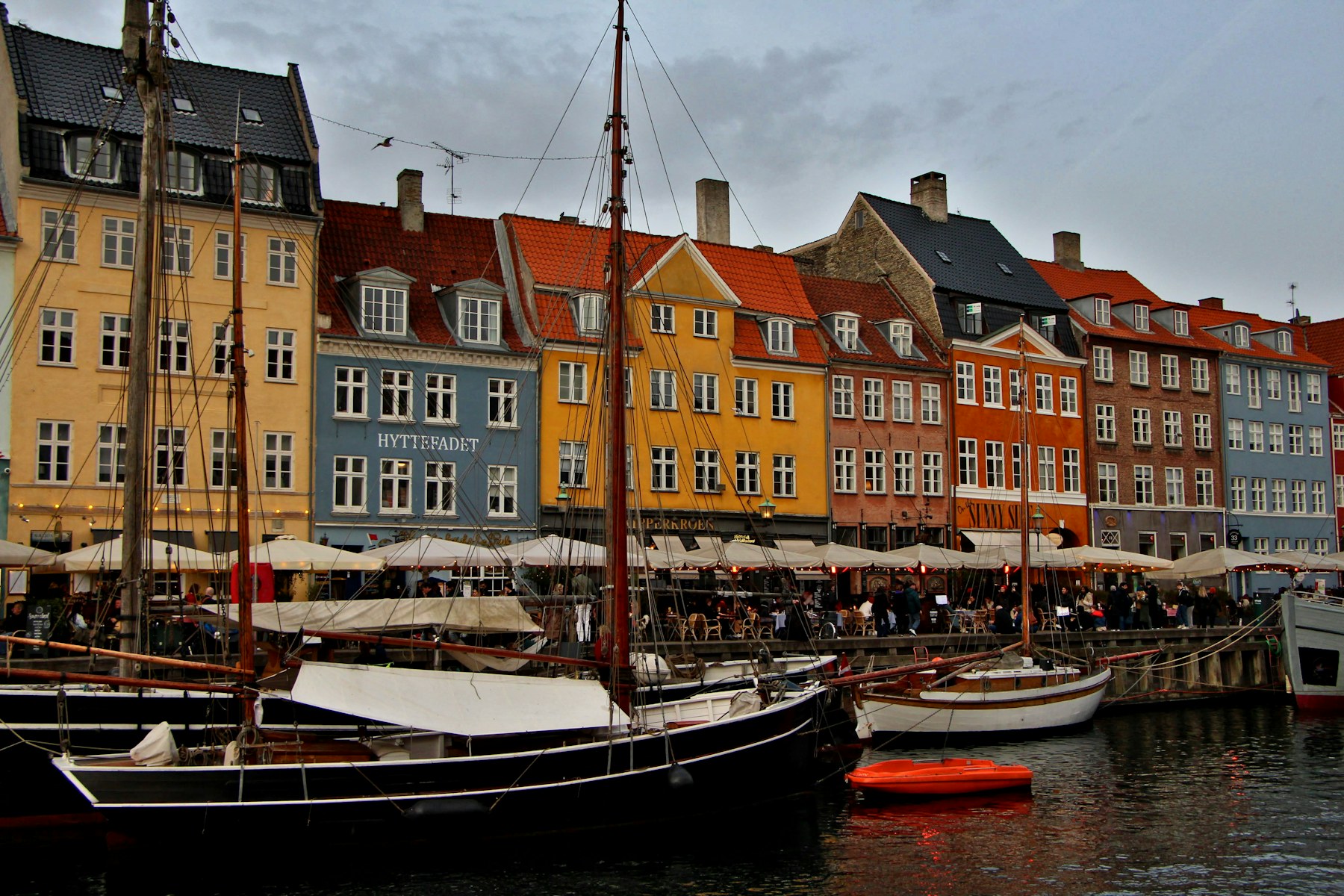 Bunte Häuser und Boote am Nyhavn in Kopenhagen, Dänemark