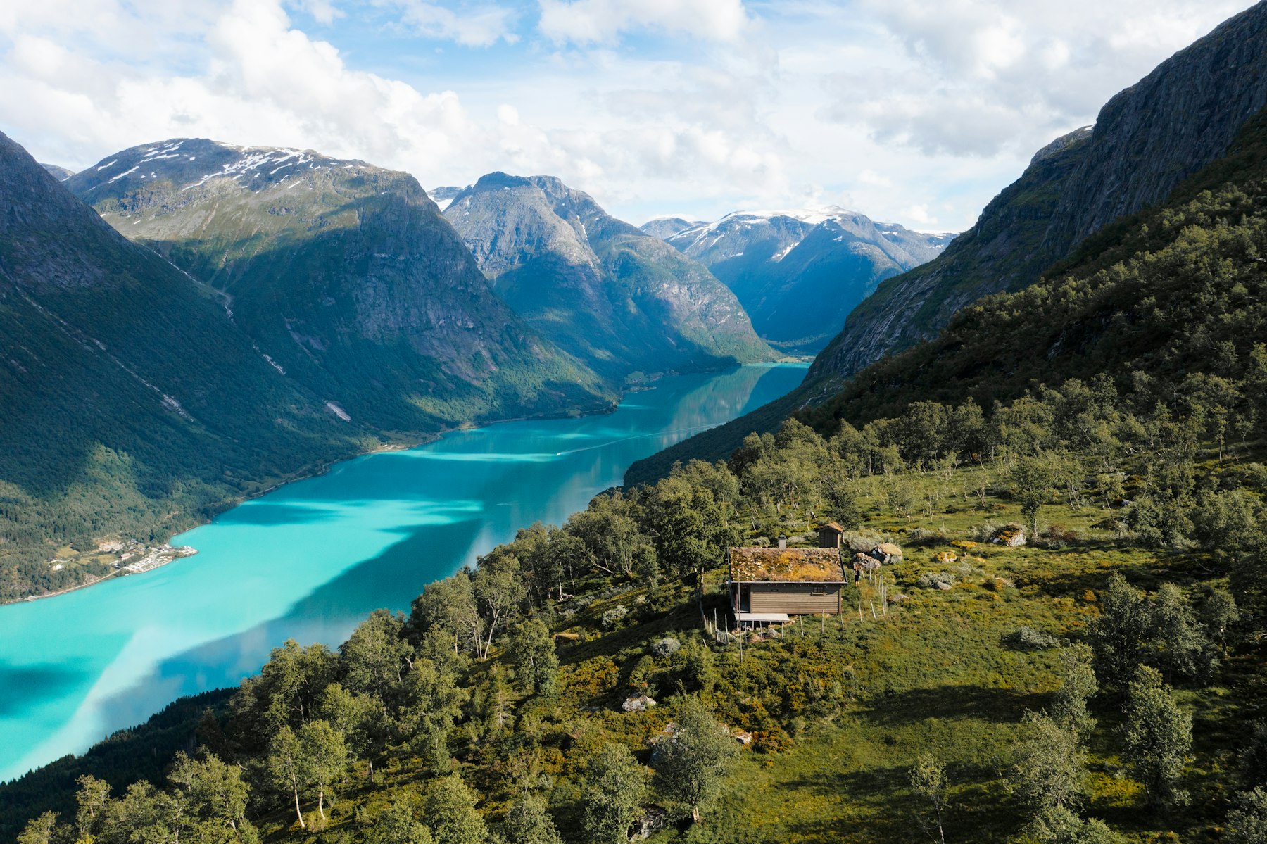 Türkisfarbener Lovatnet zwischen steilen Bergen bei Loen in Norwegen