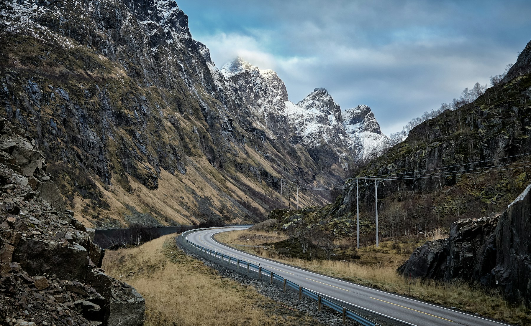 Straße zwischen steilen Bergen auf den Lofoten in Norwegen