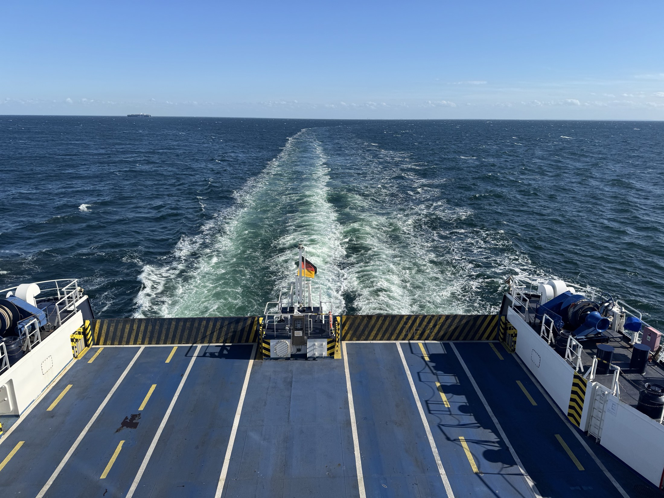 Blick über das Fahrzeugdeck und die Kielwasserspur einer Scandlines-Fähre