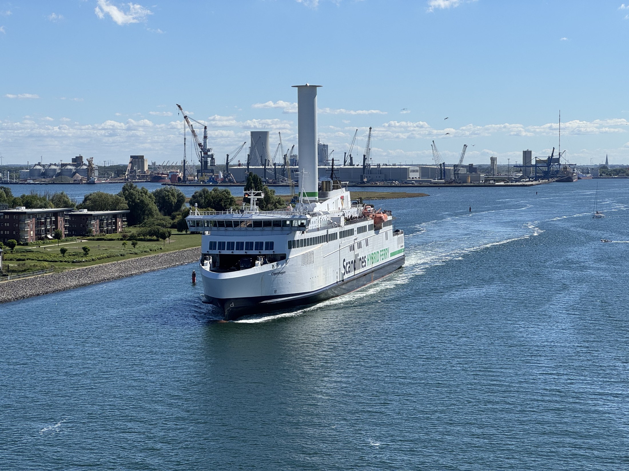 Scandlines-Fähre Copenhagen mit Rotorsegel im Hafen von Rostock