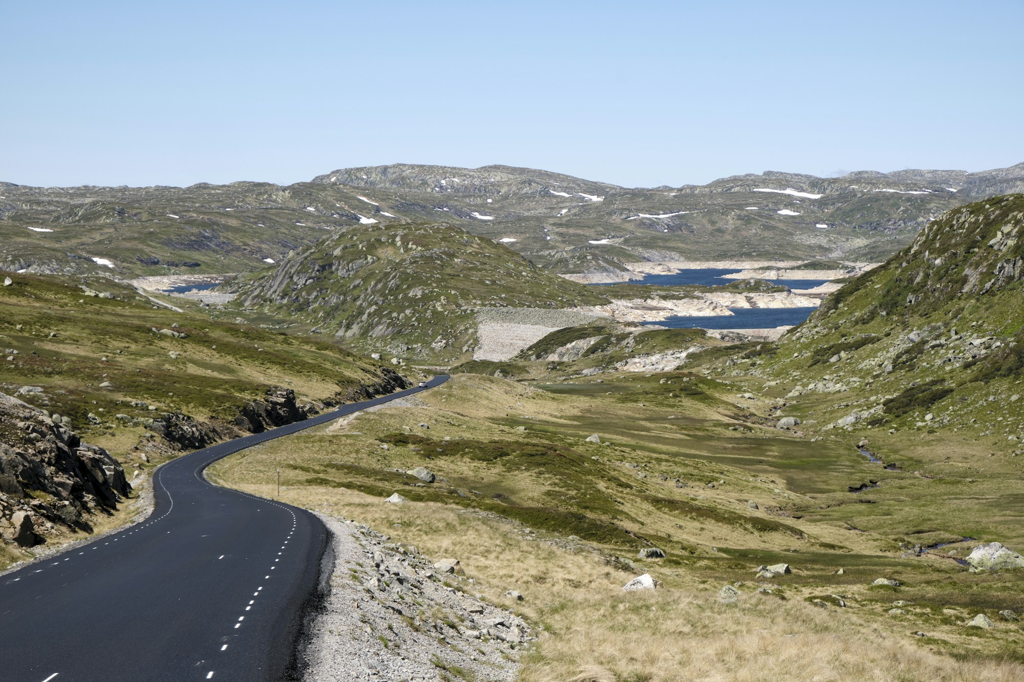 Straße zwischen kargen Bergen in der Umgebung von Stavanger in Norwegen